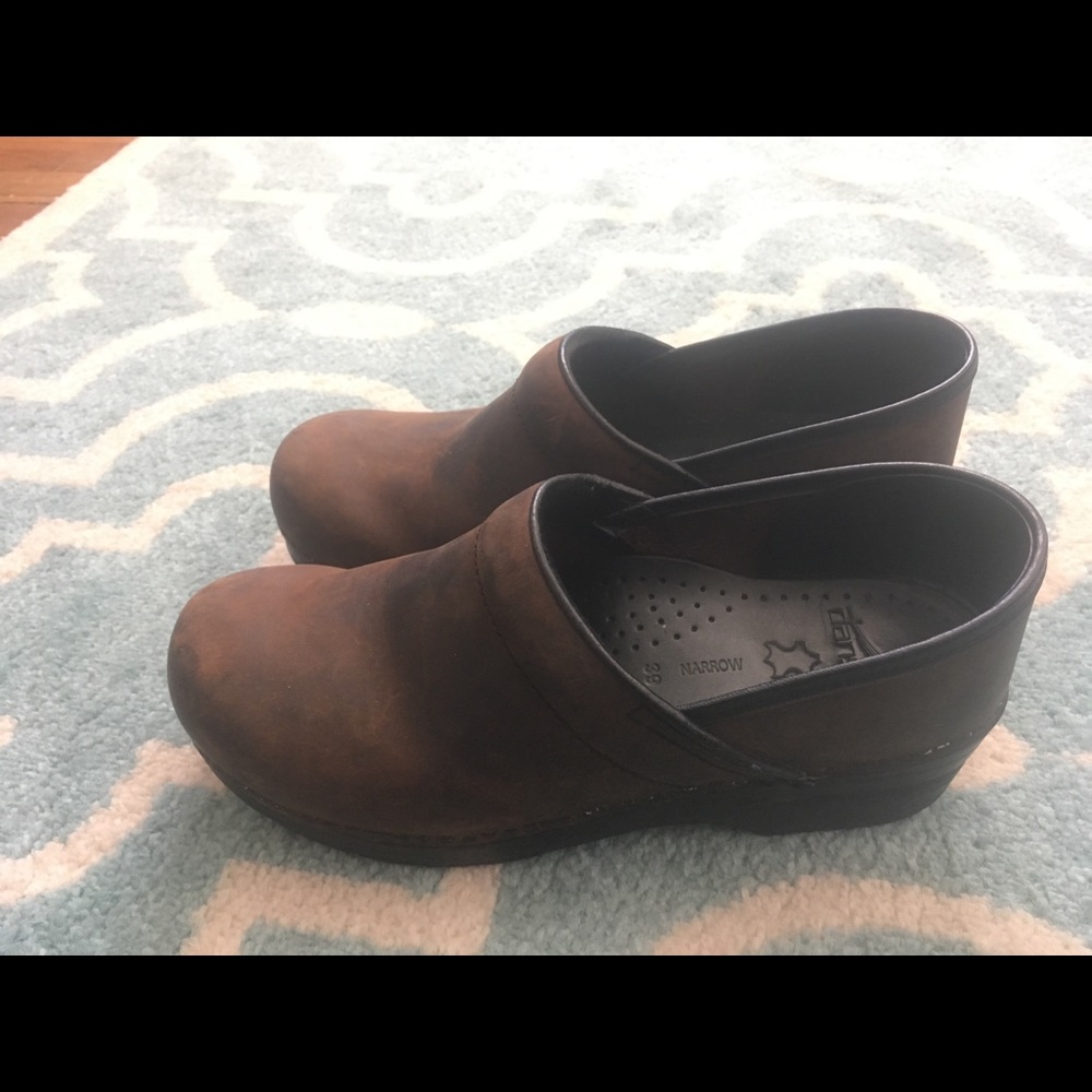 Dansko Nubuk Brown NARROW Leather Clogs 39